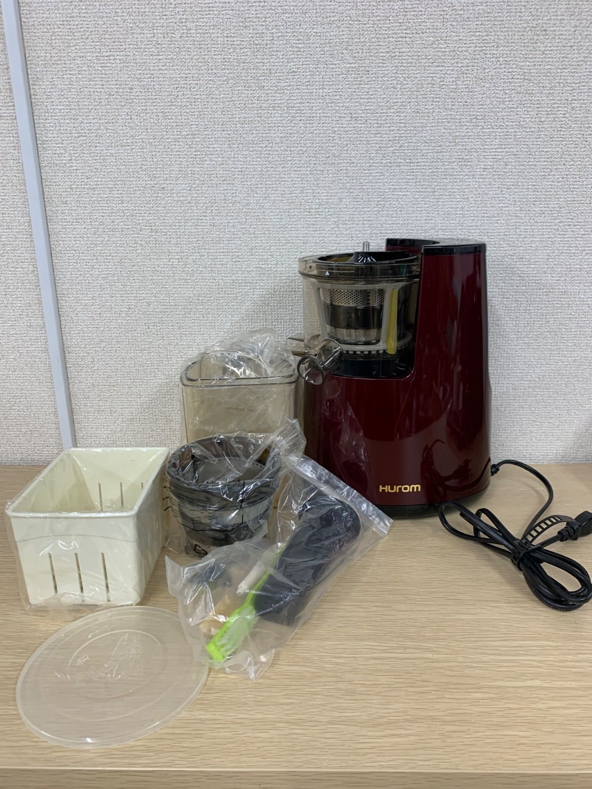 美品　HUROM スロージューサー HH-EBA06 レッド ヒューロム、ダブルスクリュー搭載で搾汁量が増えたスロージューサー
