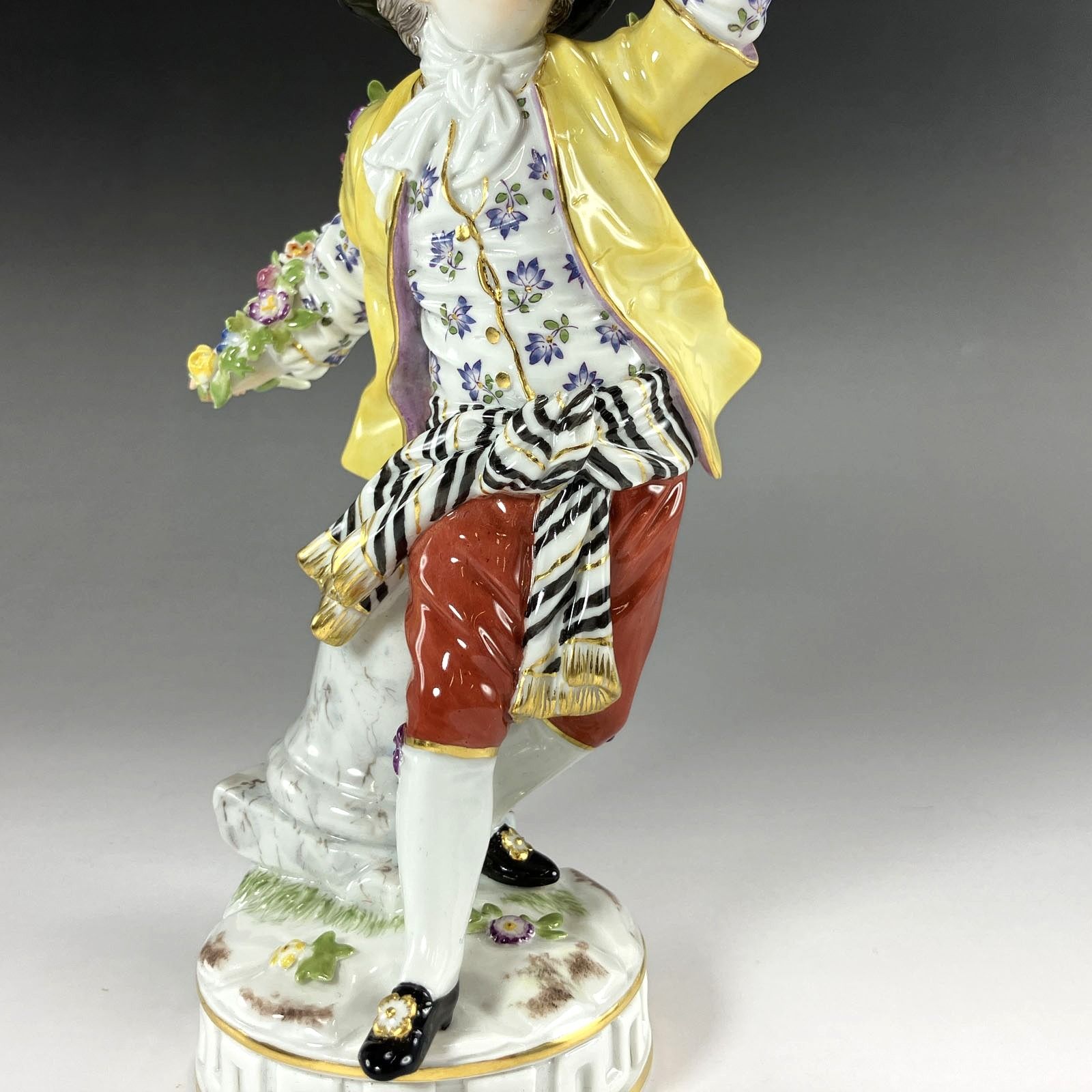 Meissen】マイセン 花づなを持った庭師の青年 61246 庭師の子供たち