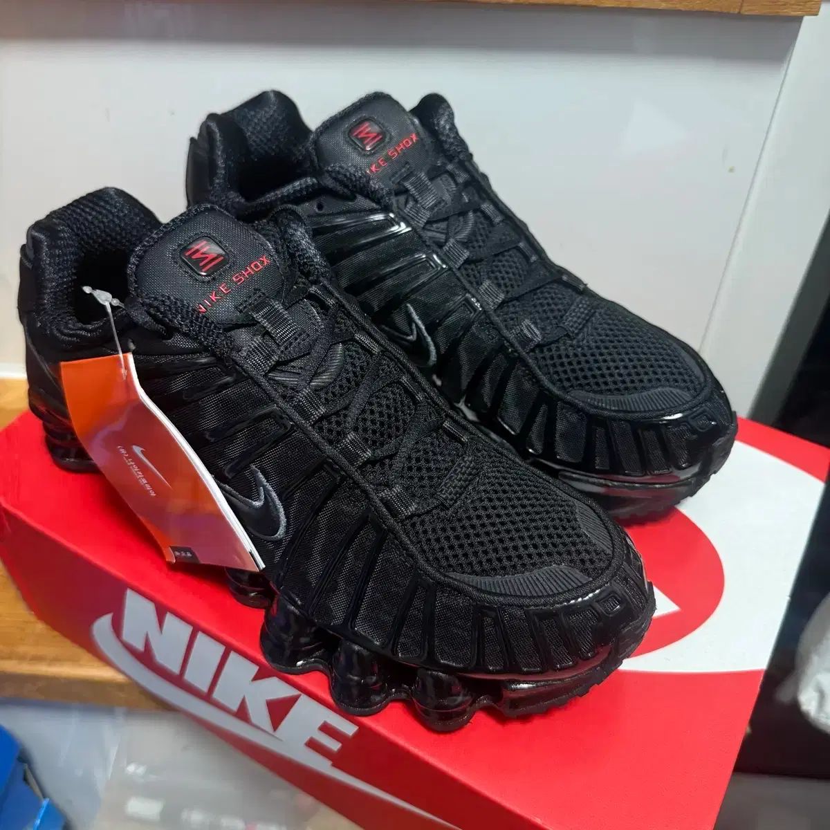 ナイキ245/新品 ショックス TL ブラック アンド マックス オレンジ 