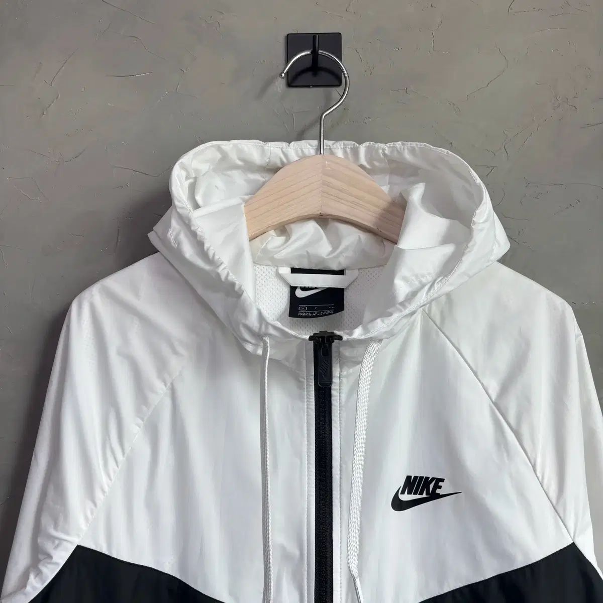 NIKE ウィンドブレーカー フーデッドジャケット ホワイト NIKE（ナイキ