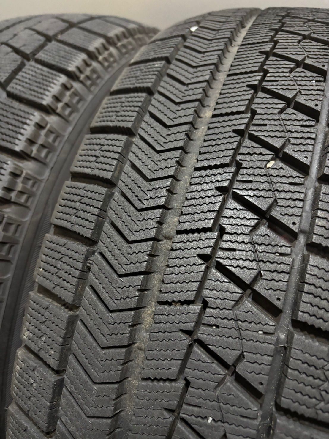 BS BRIDGESTONE BLIZZAK VRX2 195/65R15 15インチ スタッドレス 4本 プリウス ノア ヴォクシー アイシス等　(KTI053) クレジットカード QRコード決済可能 ブリザック 195/65R15 ブリヂストン VRX2 スタッドレスタイヤ（単品）1