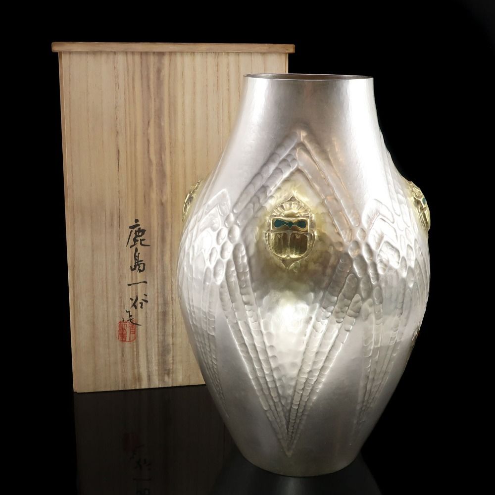 【 人間国宝 鹿島一谷 大作 】 純銀 甲蟲文 花瓶 高さ：32cm 重量：902g 三越特注 純銀 _ 骨董品 人間国宝 鹿島一谷 大作 】 純銀 甲蟲文 花瓶 高さ：32cm 重量：902g