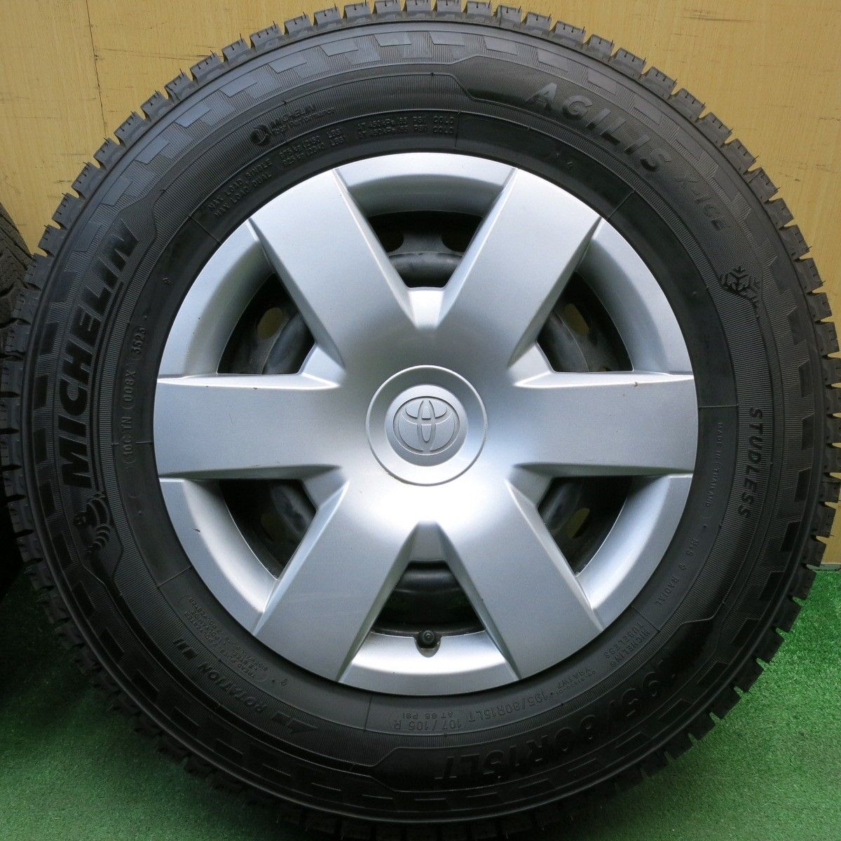ほぼ未使用！23年☆トヨタ 200系 ハイエース 純正 スチール 195/80R15 