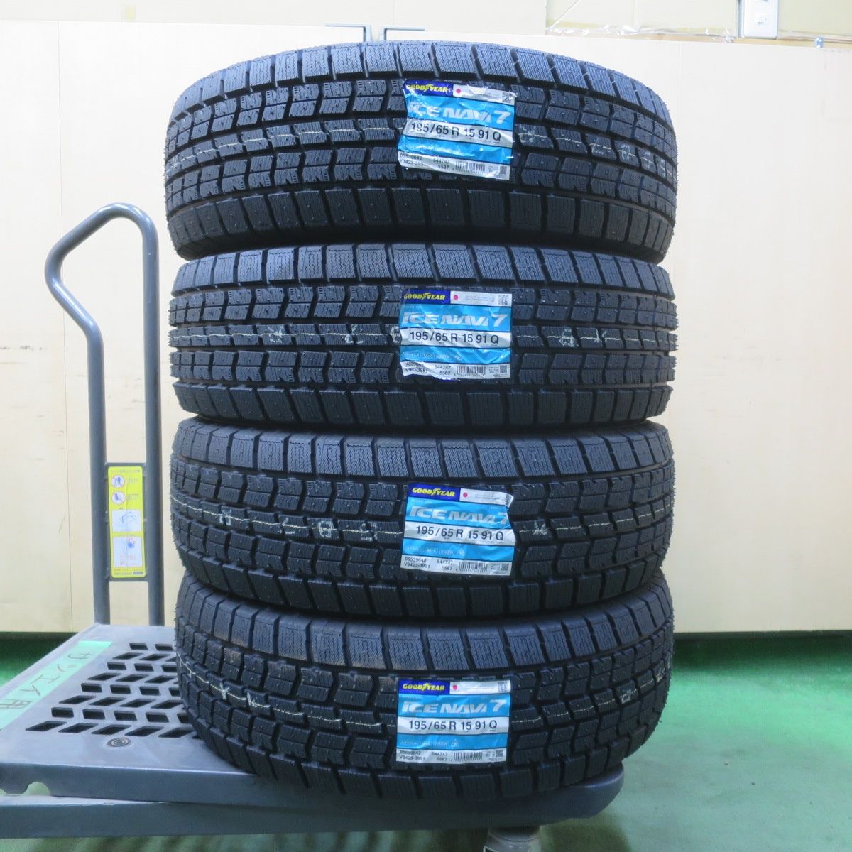未使用！25年★スタッドレス 195/65R15 グッドイヤー アイスナビ7 タイヤ 15インチ ノア ヴォクシー ステップワゴン プリウス エスクァイア 等★6042601IMスタ