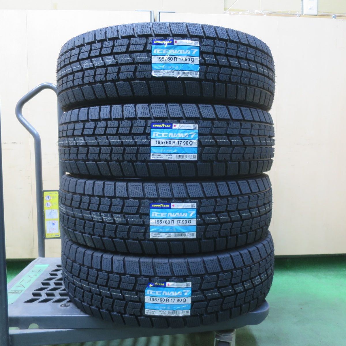 未使用！25年★スタッドレス 195/60R17 グッドイヤー アイスナビ7 タイヤ 17インチ 60系 プリウス ライズ ロッキー 等★6042602IMスタ 38,870円
