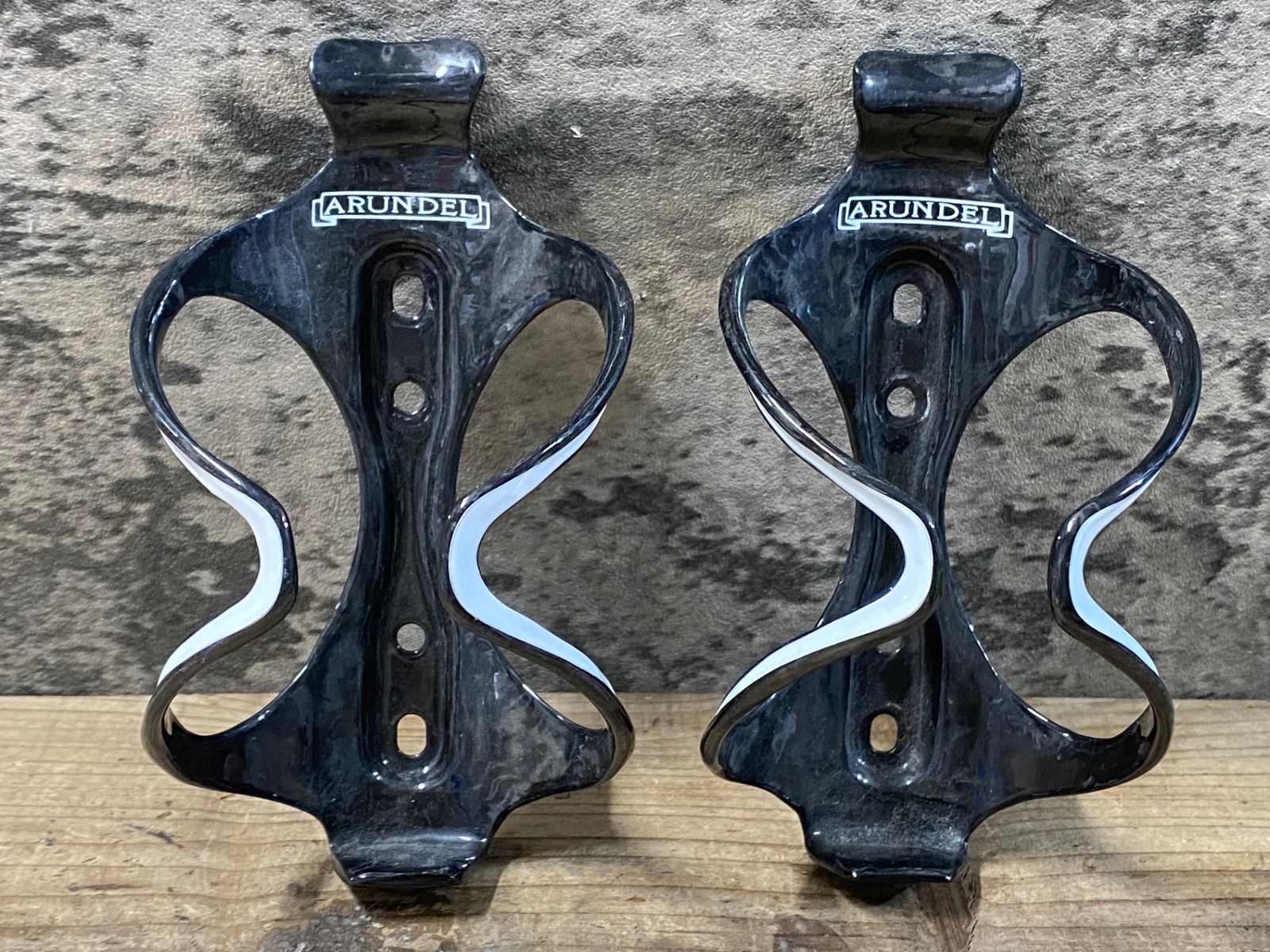 ARUNDEL カーボンボトルケージ　2個 KB864 アランデル ARUNDEL カーボン ボトルケージ 2個セット - メルカリ