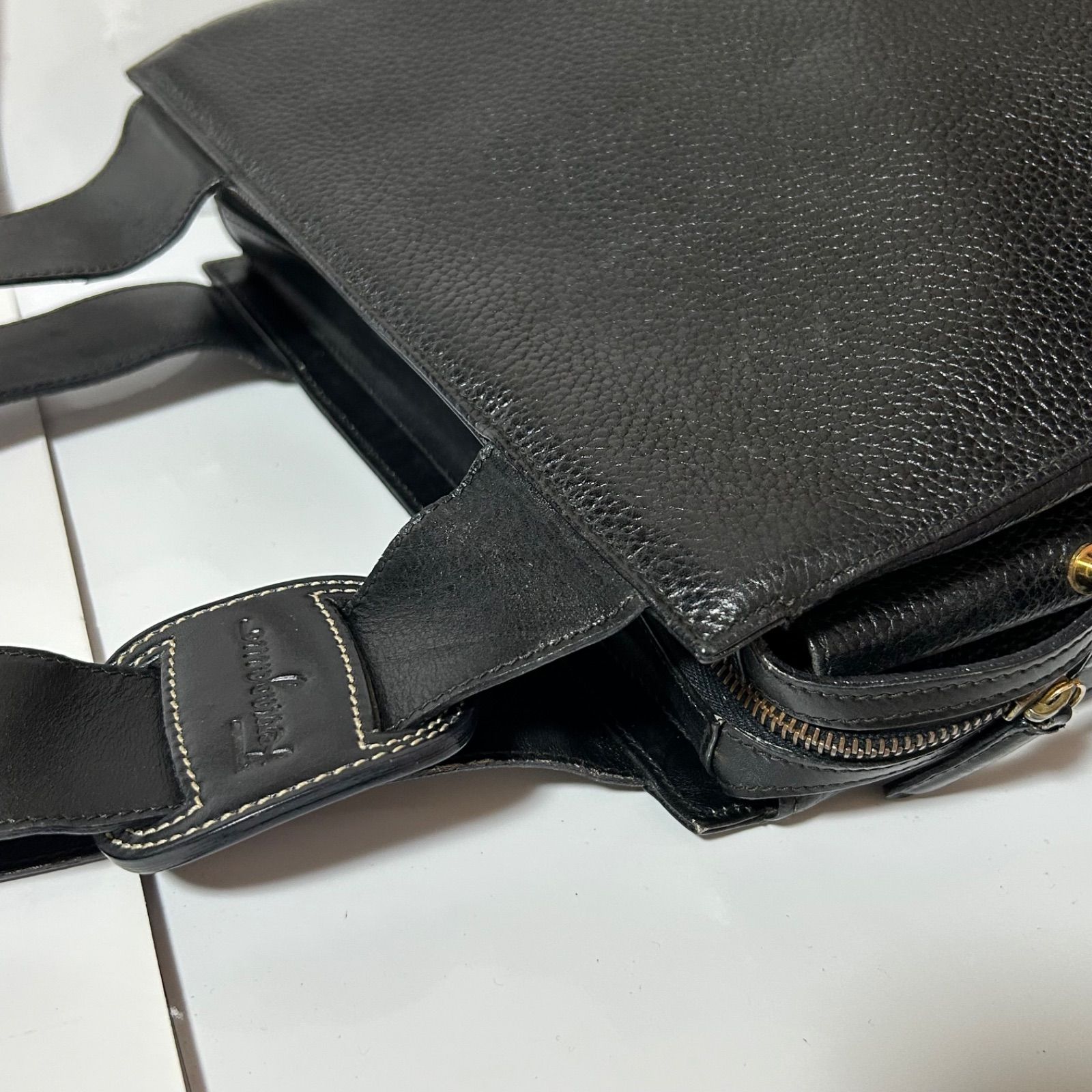 Salvatore Ferragamo フェラガモ レザー ショルダーバッグ ブラック