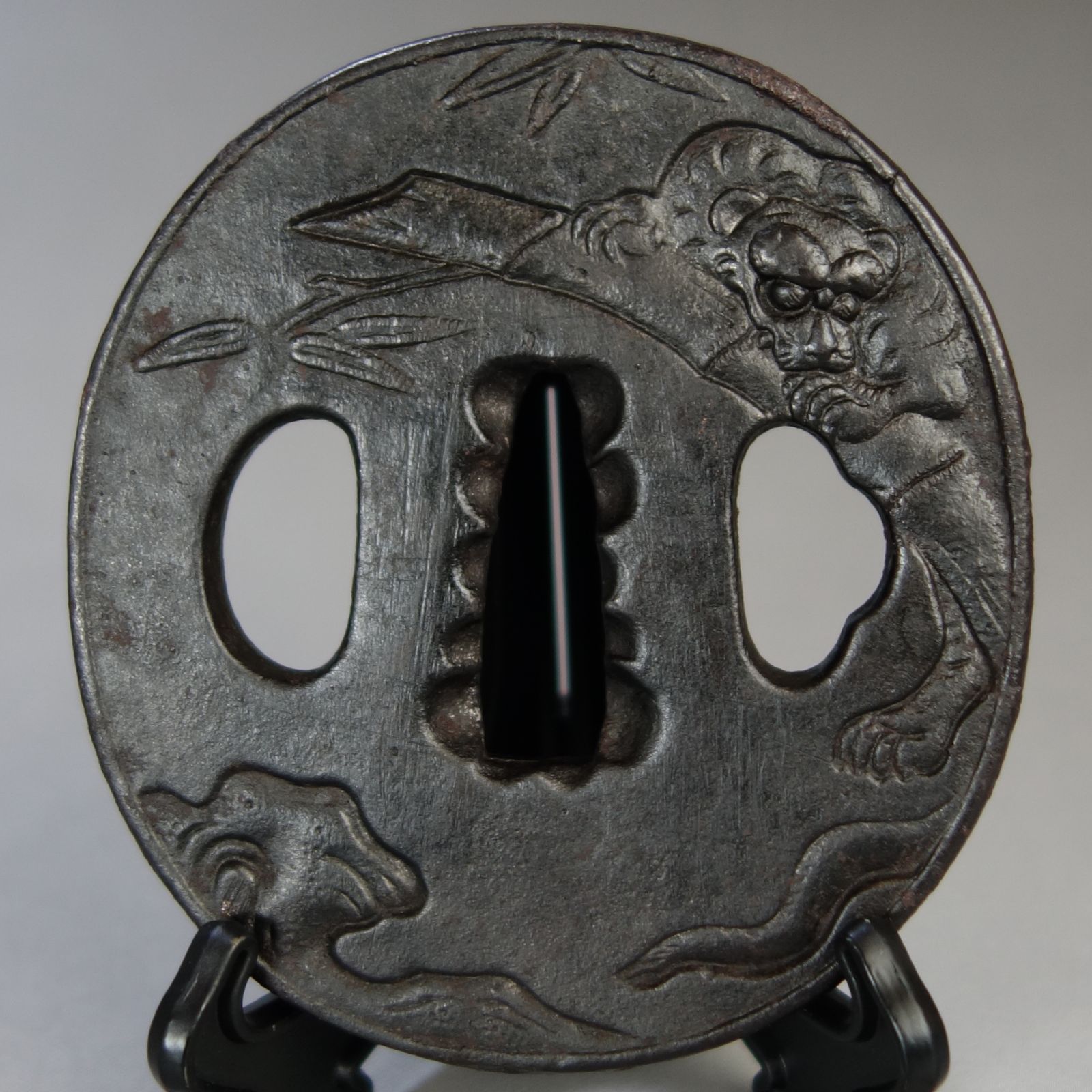 骨董逸品【竹虎図鍔 片切彫 薄肉彫 鉄地】 日本刀 刀装具 鍔 鐔 武具 江戸 骨董 古美術 Ac26030808