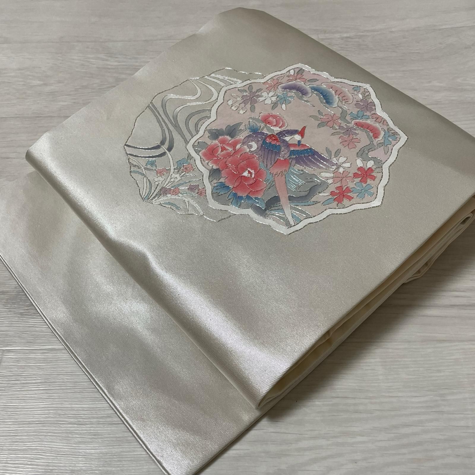 名古屋帯 花模様に鳳凰 銀駒刺繍 九寸 正絹 着物 X-1048 - メルカリ 名古屋帯 花模様に鳳凰 銀駒刺繍 九寸 正絹 着物 X-1048 - メルカリ