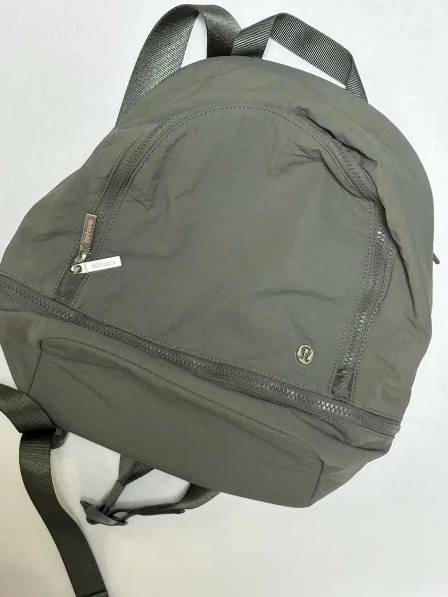 ルルレモン シティティアードベンチャー ミニ 11L バックパック