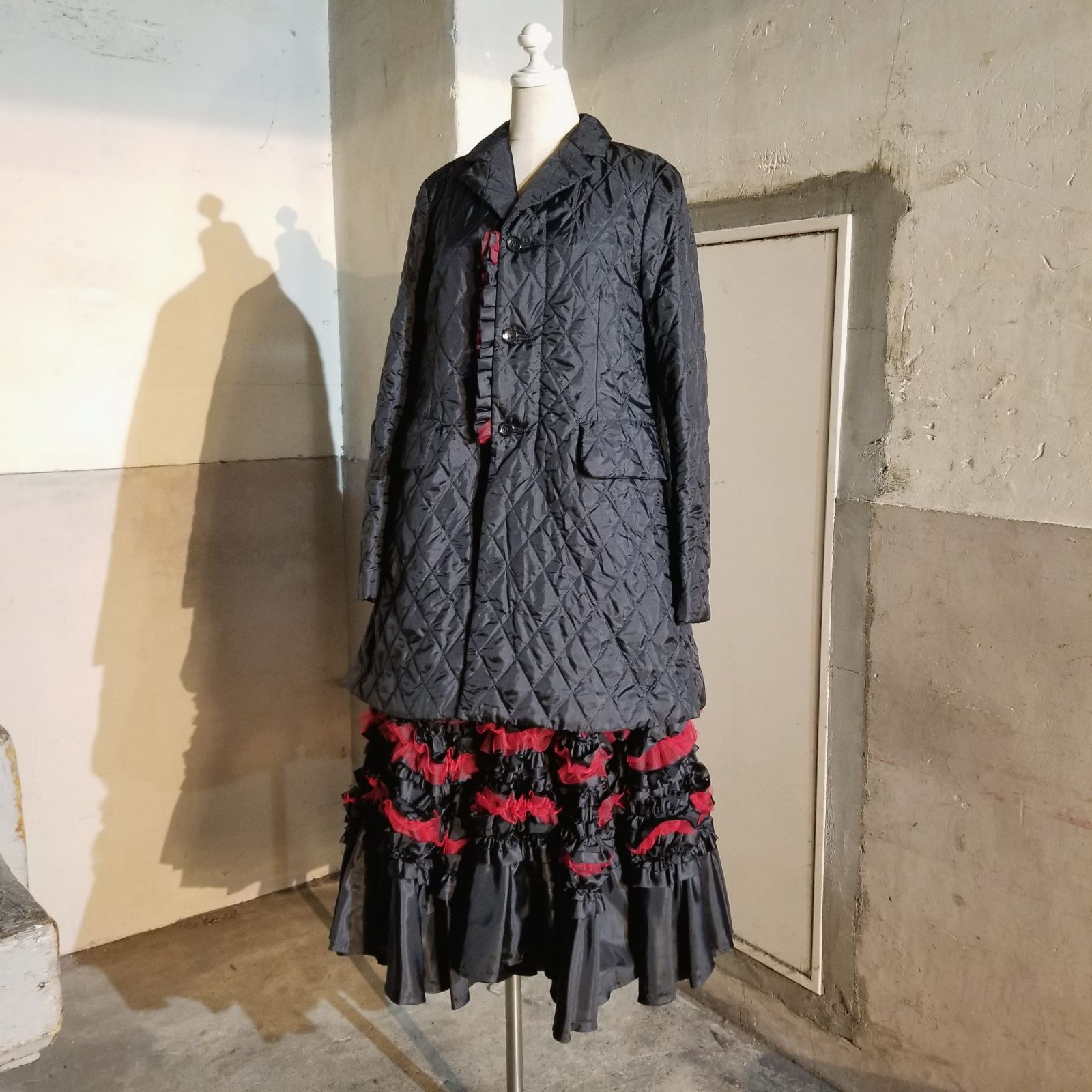コムコム 18aw フリル キルティング ノースリーブ ジャケット サイズS COMME des GARCONS 18aw フリルワンピースドッキング キルティング