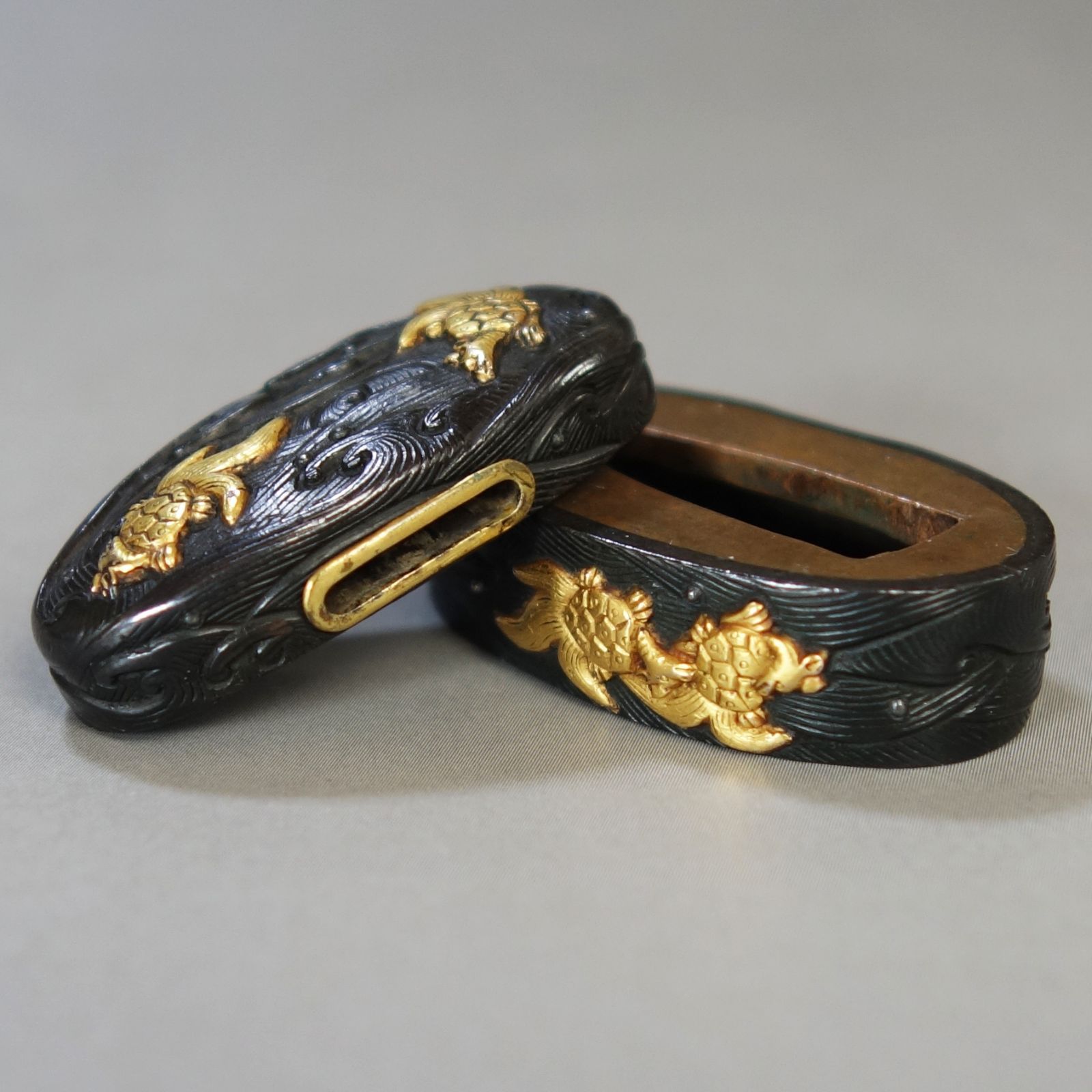 骨董逸品【蓑亀波濤図縁頭 うっとり象嵌 赤銅地】(箱付き) 日本刀 刀装具 鍔 鐔 縁頭 武具 江戸 骨董 古美術 Ac26041302