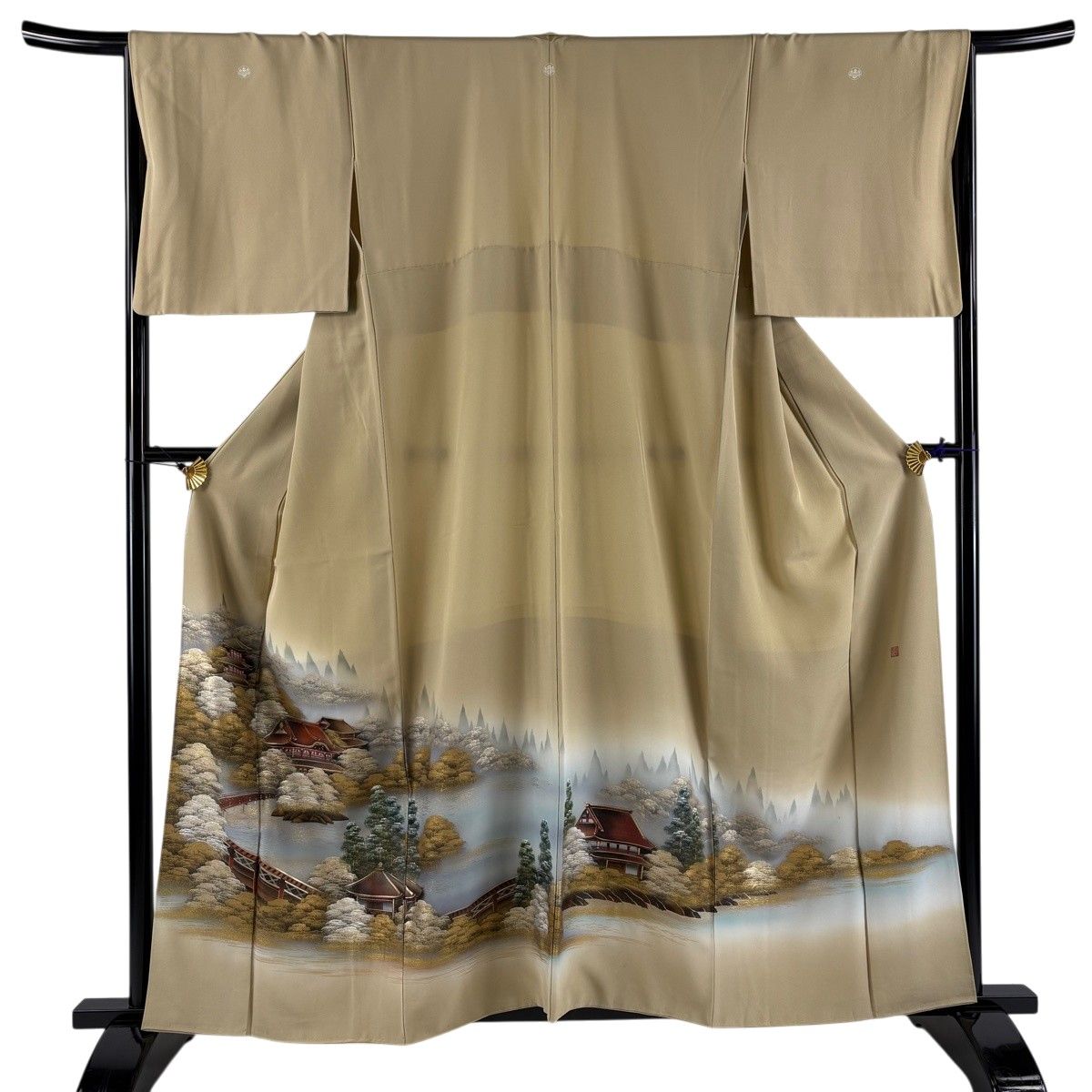 色留袖 身丈159cm 裄丈66.5cm M 袷 落款 風景 建物 金彩 ベージュ 正絹 秀品 三つ紋 【中古】