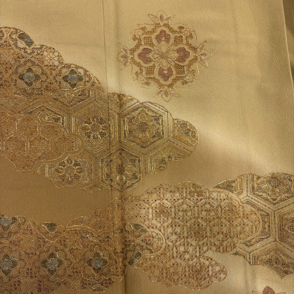 色留袖 身丈155cm 裄丈63cm S 袷 雲文 華文 刺繍 金糸 薄茶色 正絹 秀 