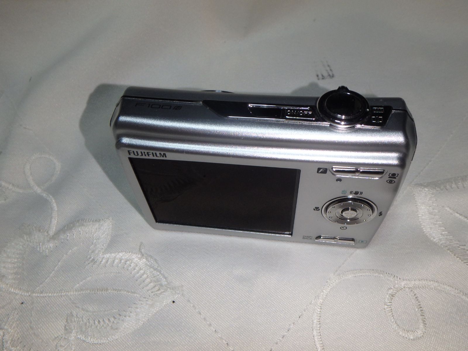 FUJIFILM FINEPIX F100fdコンパクトデジタルカメラ ジャンク ジャンク】FUJIFILM FINEPIX F100fd 本体と付属品 デジタルカメラ