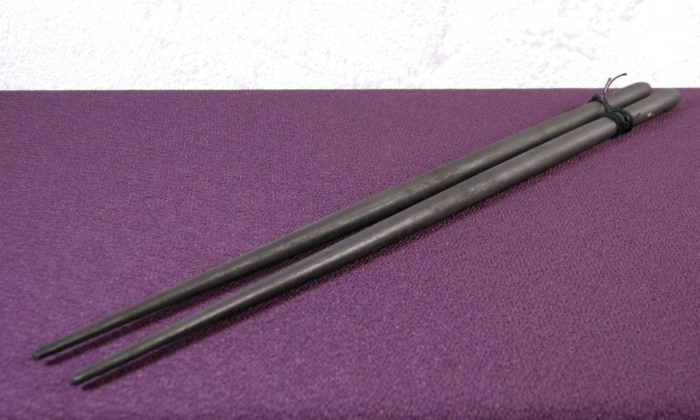 五十二代 明珍宗理作 火箸 風鈴 長さ:38.3cm 共箱・栞付 茶道具 五十二代 明珍宗理作 火箸 風鈴 長さ:38.3cm 共箱・栞付 茶道具