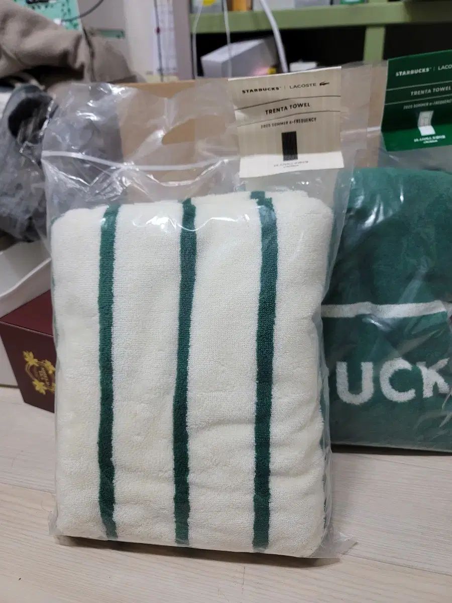 Starbucks(スターバックス) ラコステ トレンタ タオル グリーン/ホワイト 新品
