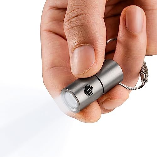 KeyUnity ミニ懐中電灯 電池式 長さ32.8mm KF03 キーライト 小型 led チタン合金製 フラッシュライト 超ミニサイズ キーリング付き ハンディライト ボタン型電池対応 IPX8防水 キーホルダー ライト 防災 散歩 キャンプ 緊 国内発送