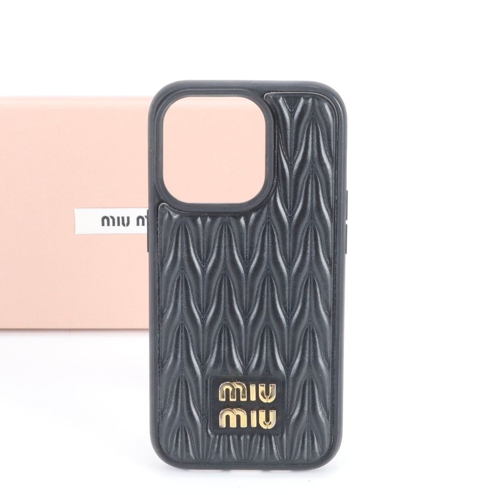 美品 ミュウミュウ マテラッセ スマホ カバー iPhone 14 pro 用 ケース 5ZH163 レザー ブラック 黒 レディース MEM DX25-2【中古】