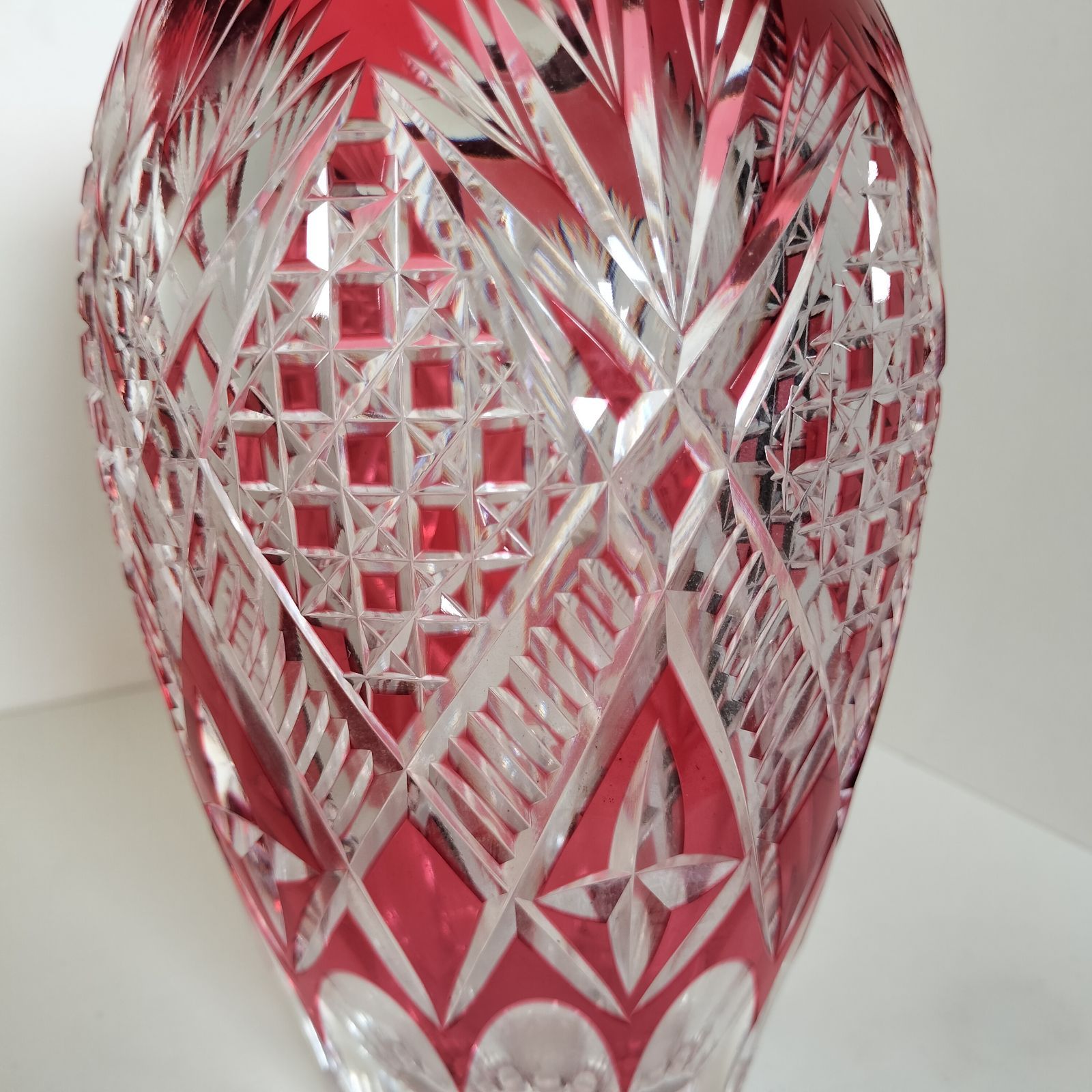 ★未使用★KAGAMI CRYSTAL 江戸切子 花瓶 赤色 花模様 KAGAMI カガミクリスタル 江戸切子 花瓶 笹っ葉に八角籠目紋 20cm・伊