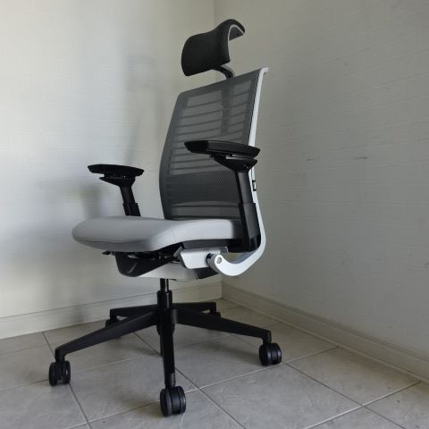 スチールケース　Steelcase（NEW)　シンクチェア　ヘッドレスト付　白色フレーム　ライトグレー　現行販売品