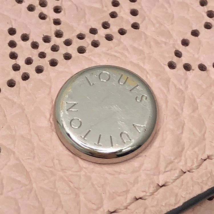 LOUIS VUITTON ルイヴィトン マヒナ ミュルティクレ4 M64056