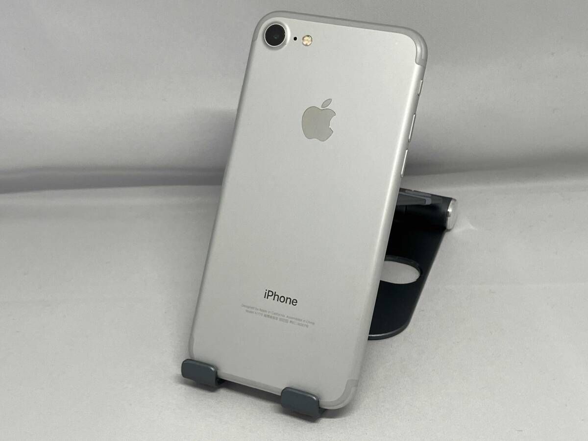 au 【SIMロックなし】MNCF2J/A iPhone 7 32GB シルバー au 携帯電話