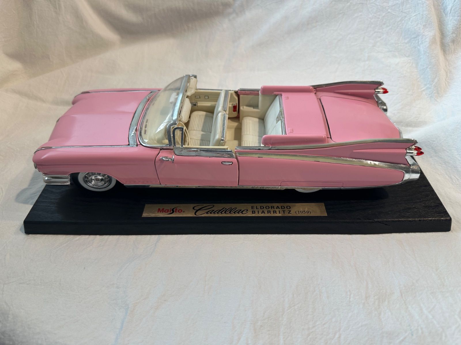 キャデラック エルドラド ビアリッツ 1959 ピンク Maisto 1/18
