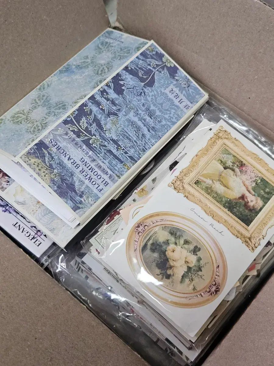 ボックスでいっぱいのヴィンテージデコレーションダイアリー