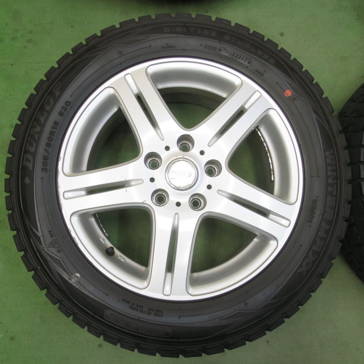 バリ溝!キレイ!9.5分☆スタッドレス 205/60R16 ダンロップ バリ溝!キレイ!9.5分☆スタッドレス 205/60R16 ダンロップ