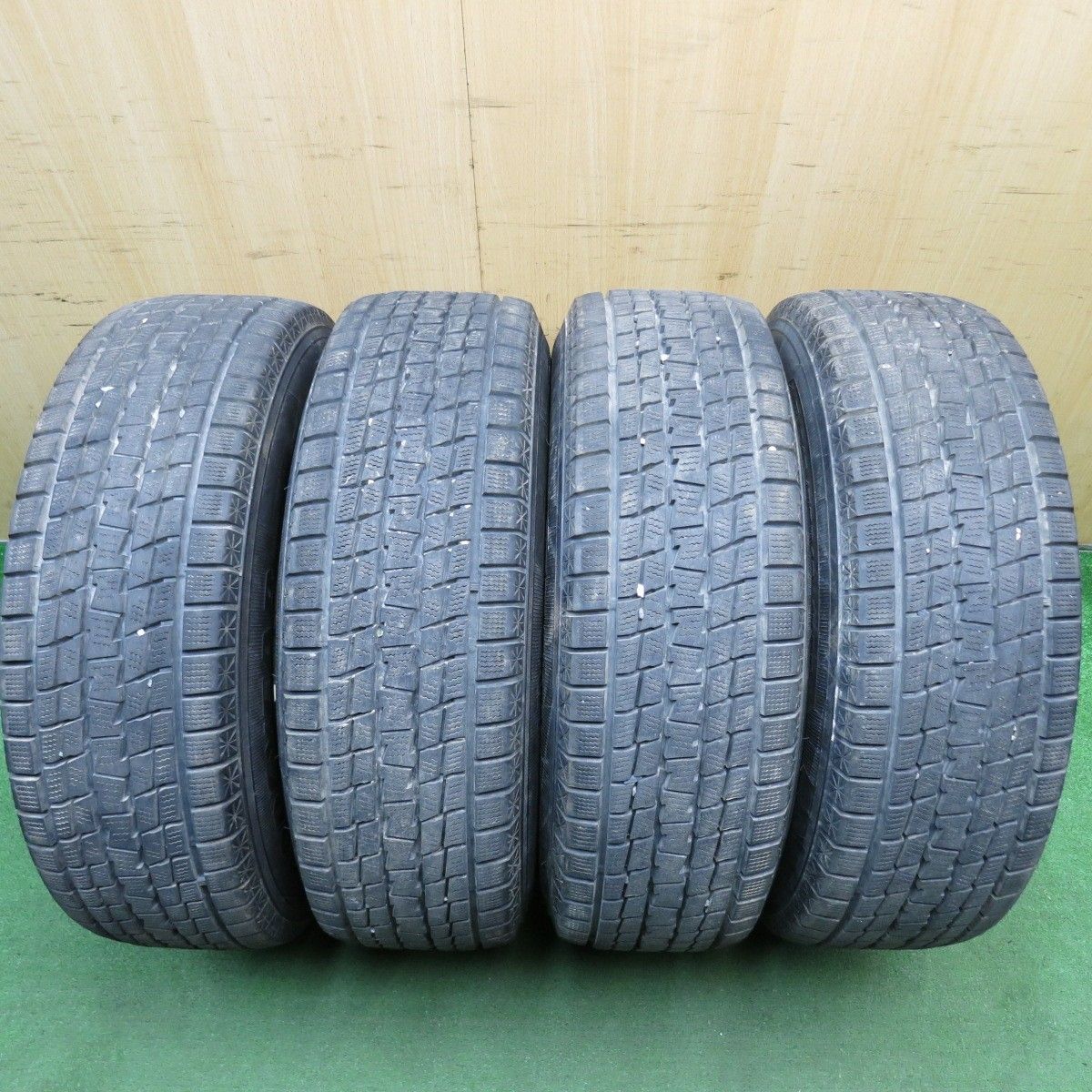 ワンシーズンのみ使用/バリ溝、屋内ラップ巻き保管、215/70/R16スタッドレスタイヤ バリ溝！22年！9.5分☆スタッドレス 215/70R16 グッドイヤー アイス