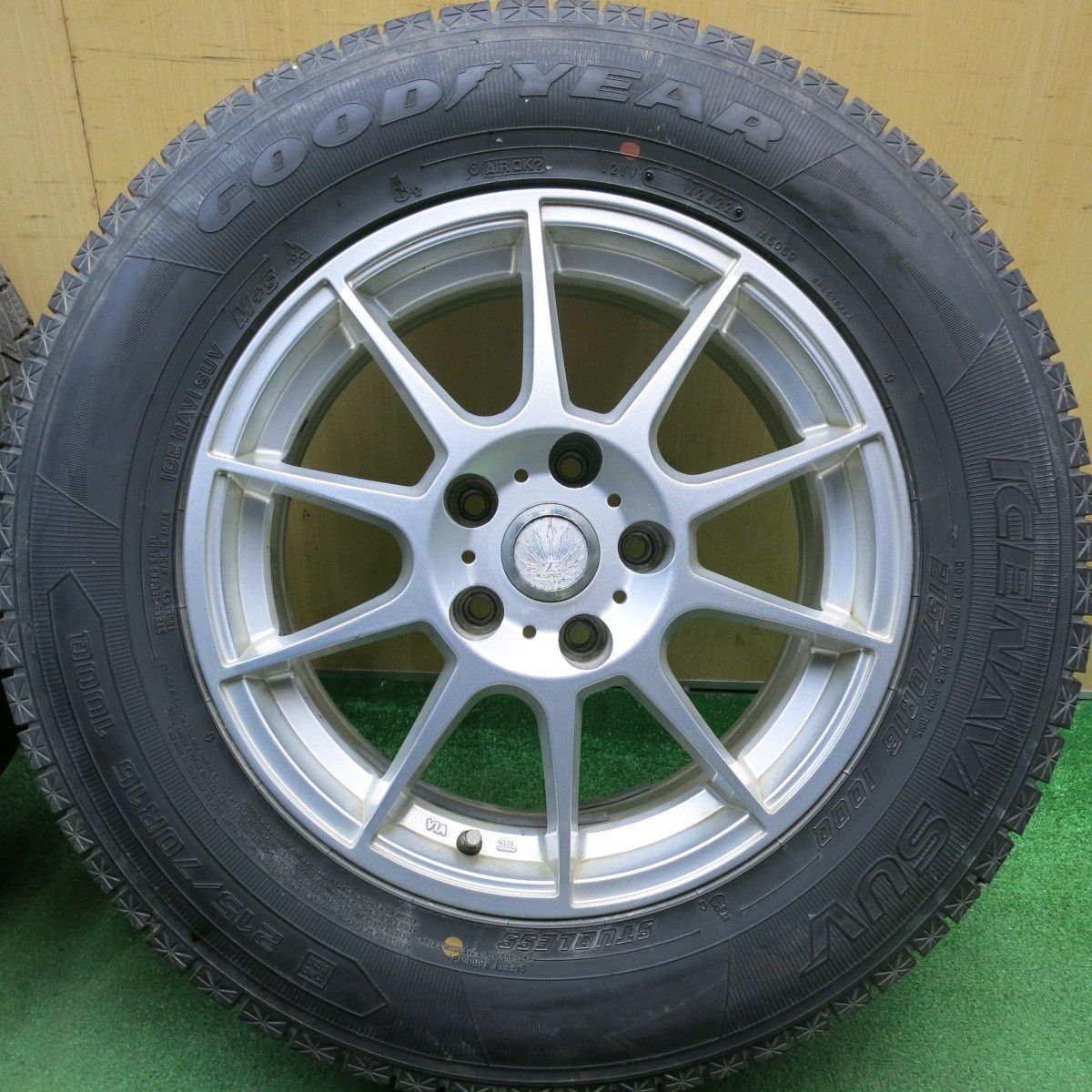 ワンシーズンのみ使用/バリ溝、屋内ラップ巻き保管、215/70/R16スタッドレスタイヤ バリ溝 23年 綺麗 9.5分以上☆スタッドレス 215/60R16 ダンロップ