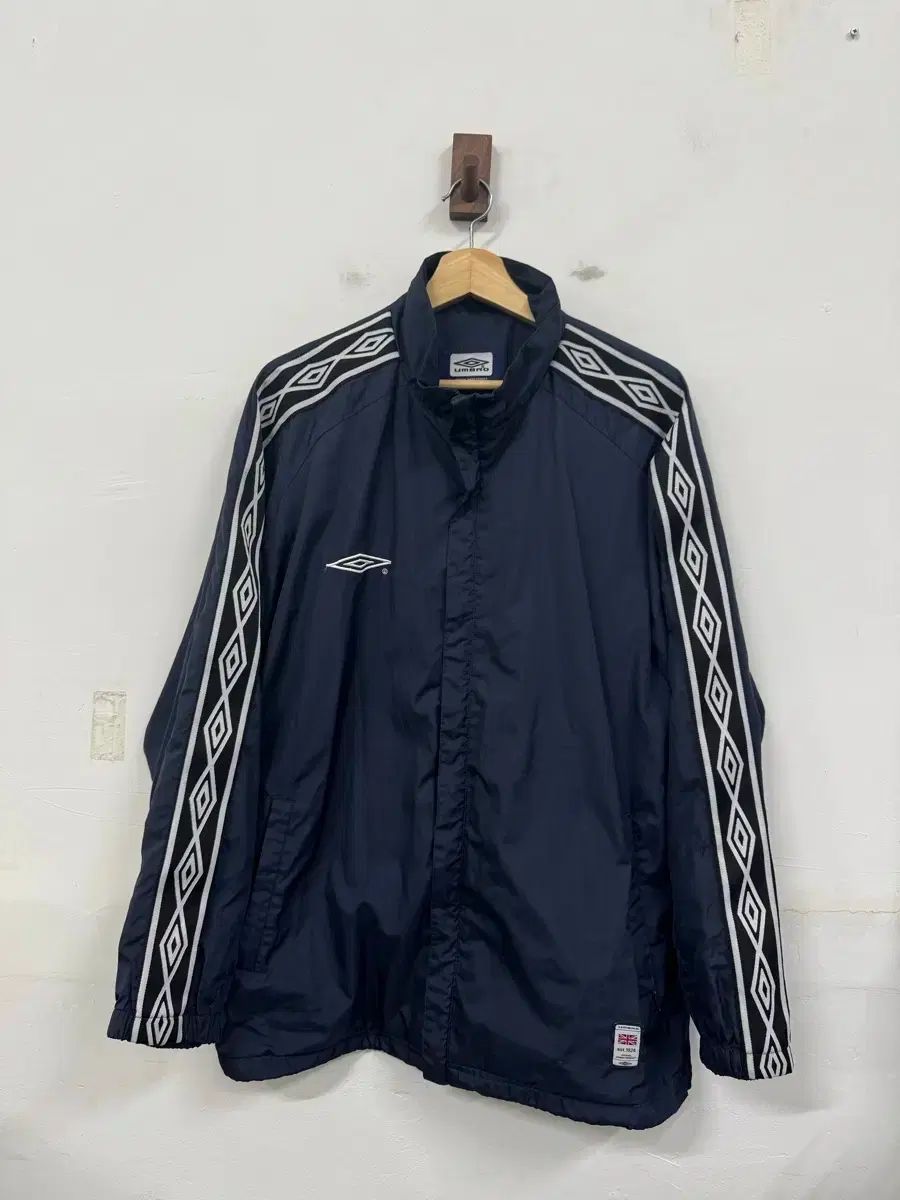 105) umbro アンブロ ヴィンテージ サイドライン ビックロゴ ウィンド