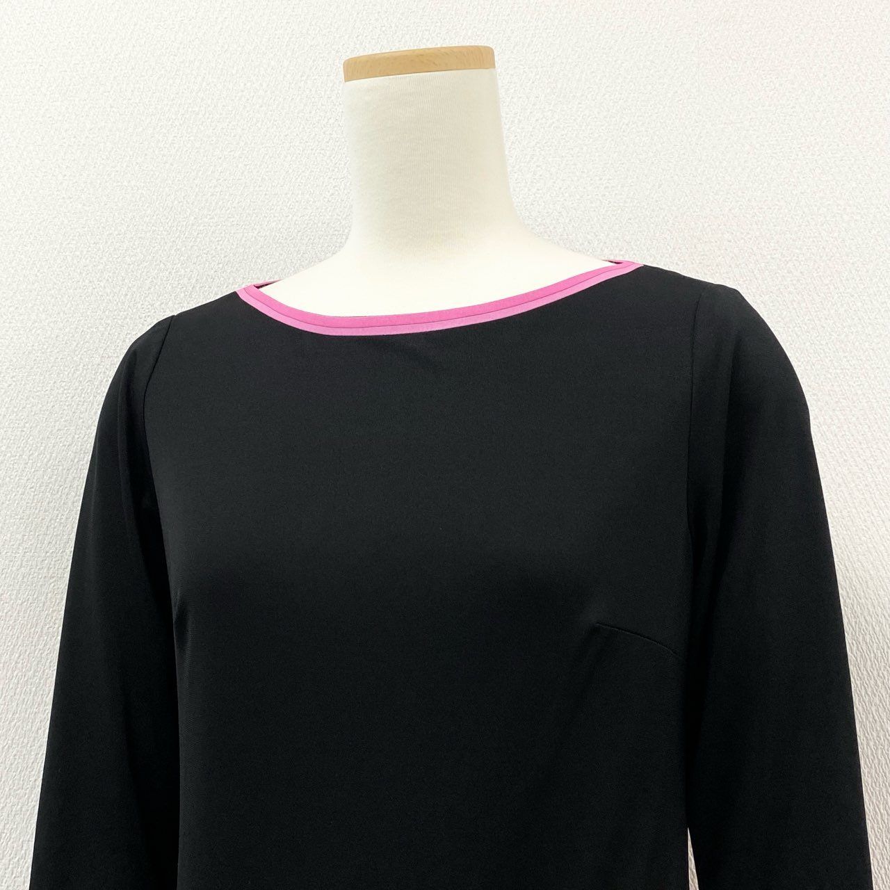 美品 レオナール カンカン素材 ワンピース トリム ブラック 黒 長袖 総柄 ほぼ未使用美品レオナール カンカン 花柄 トリム 膝丈 ワンピース 3 黒