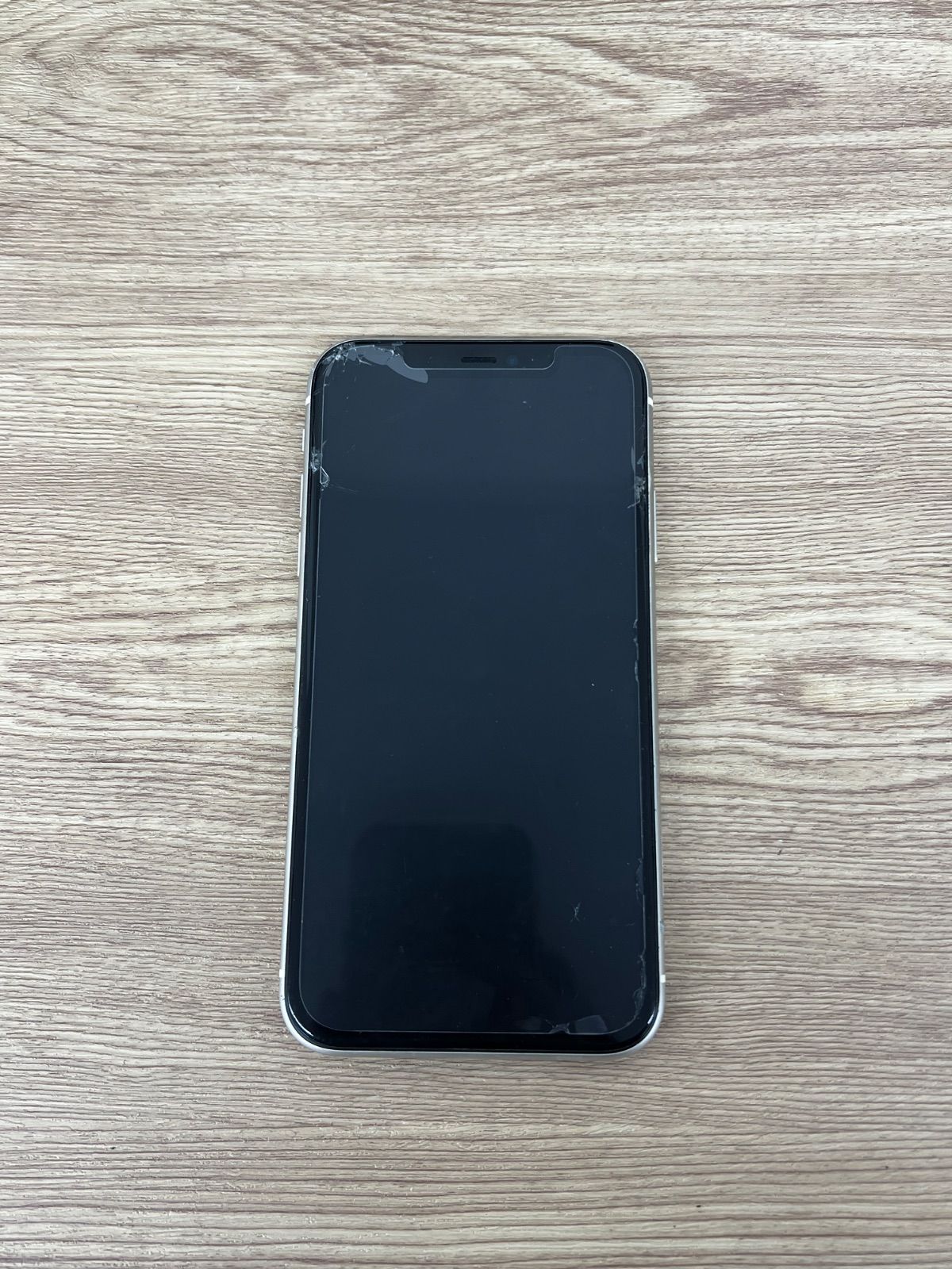 2 【通電動作確認済み】 【初期化済み】 iPhone11 ホワイト 画面端
