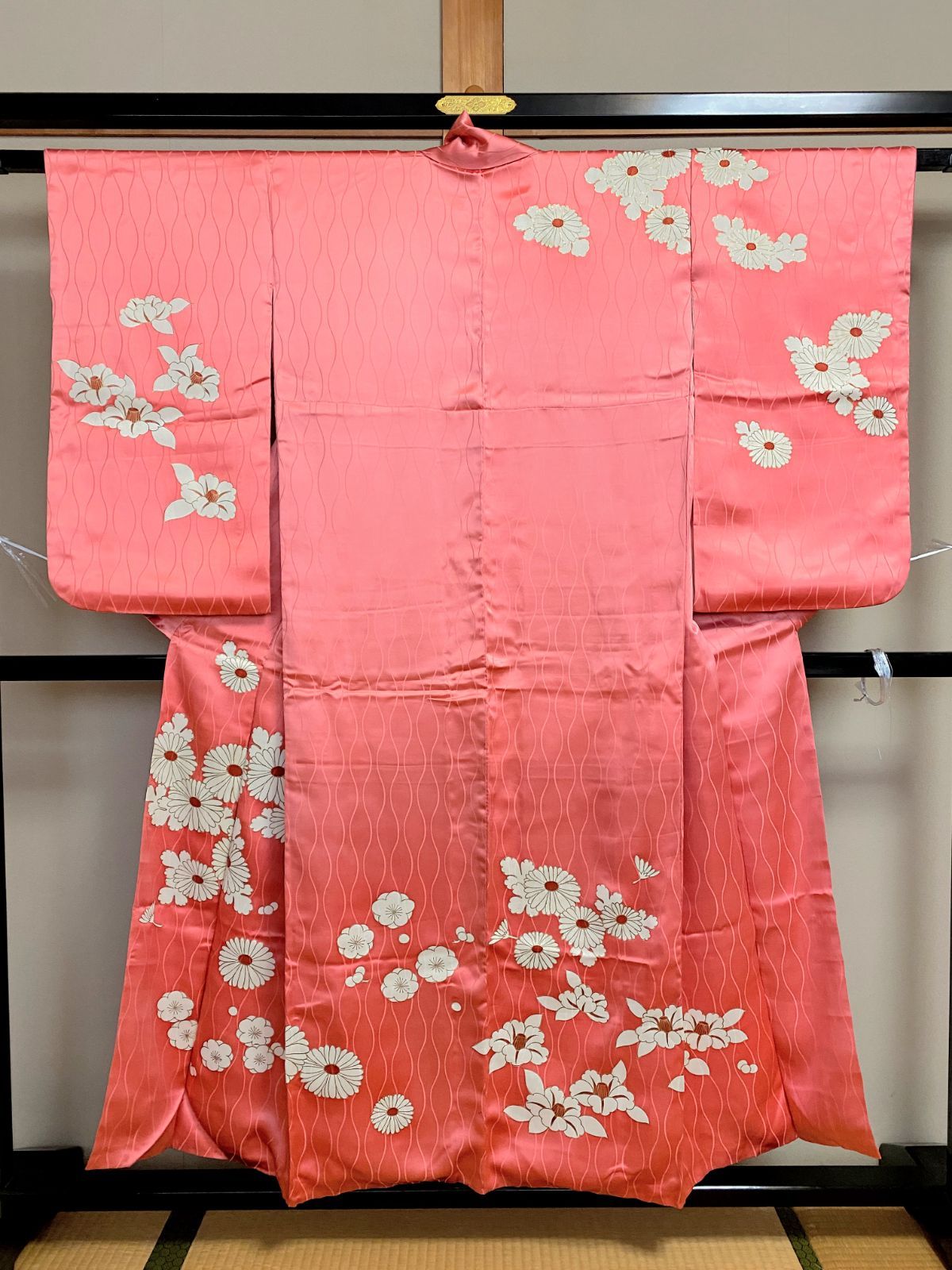 236B【アンティーク着物】訪問着 正絹？？ ピンク 桃色 綸子 菊文様 立