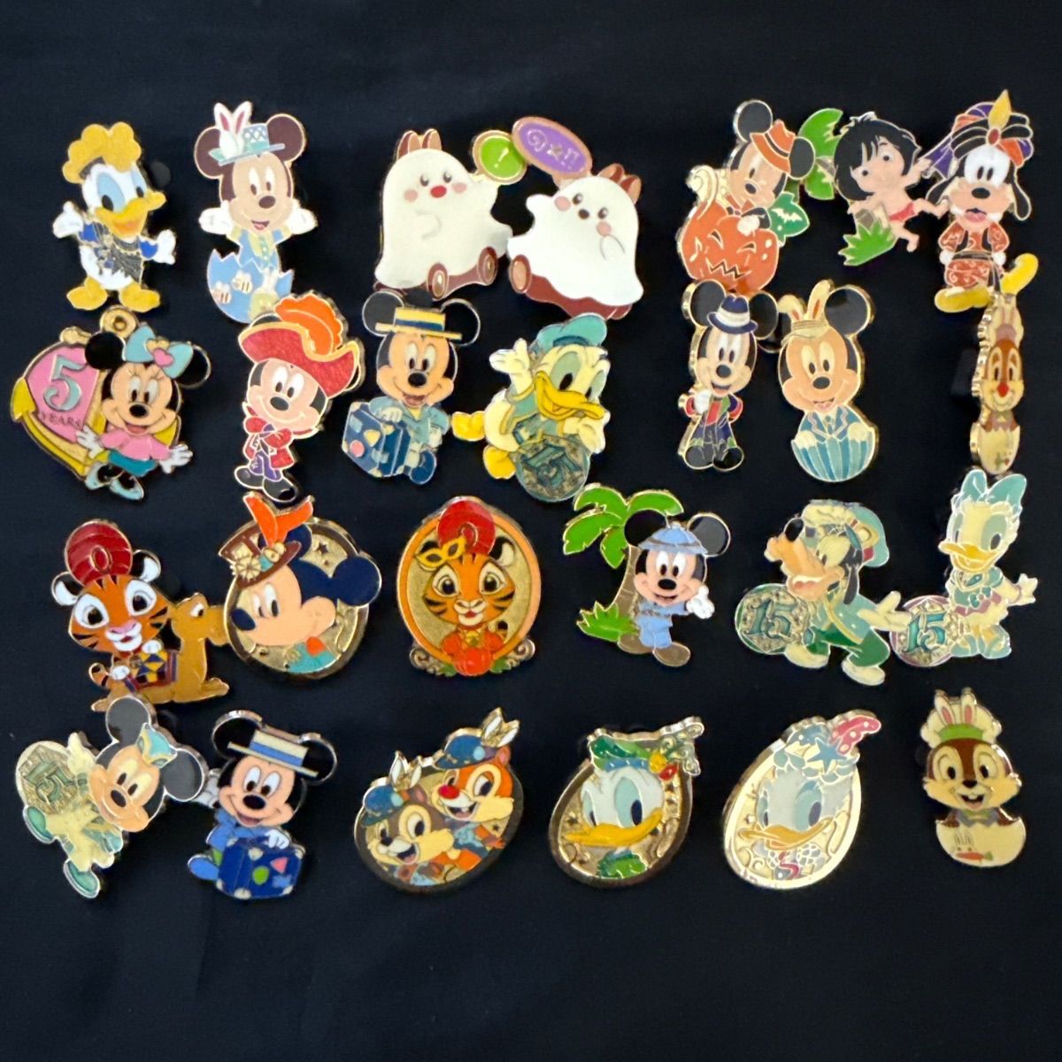 ディズニーランド ピンバッジ26点まとめ売り - メルカリ