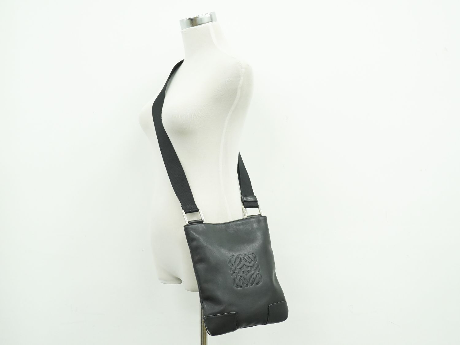 本物 ロエベ LOEWE アナグラム ショルダーバッグ ポシェット レザー ブラック Anagram バッグ 中古・ 本物 ロエベ LOEWE アナグラム ショルダーバッグ ポシェット レザー