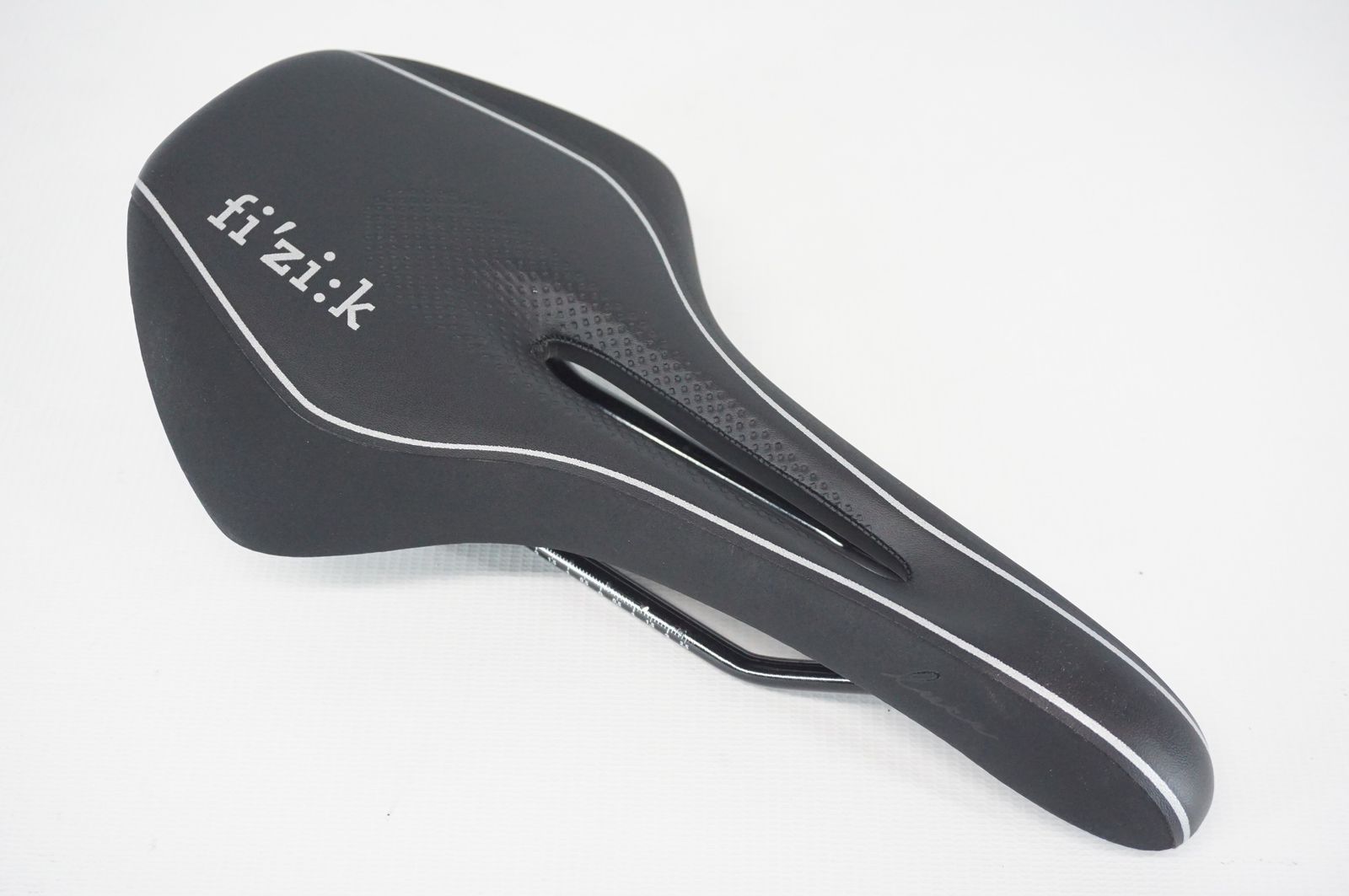 FIZIK 「フィジーク」 LUCE alloyレール サドル / バイチャリ阪急塚口店