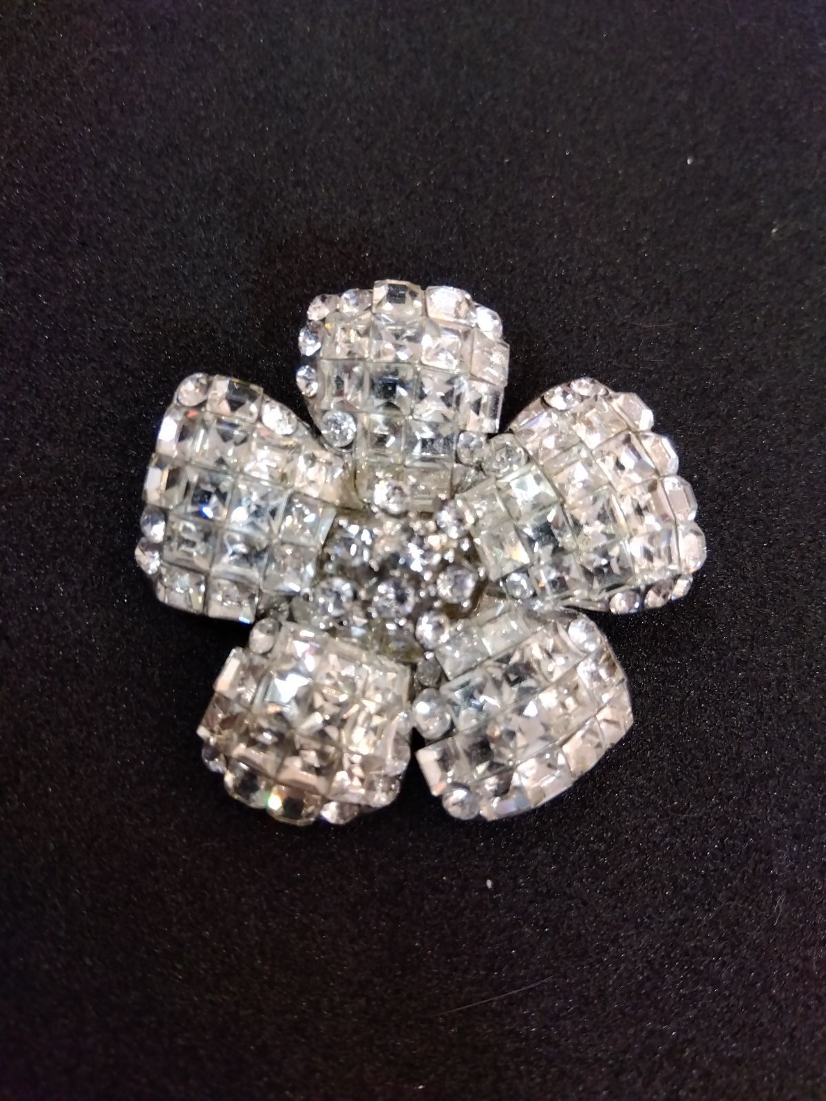 FOXEYフォクシー✨新品✨花形ブローチ 2個セット✨貴重カラーとクリアのセット FOXEY(フォクシー) ブローチ美品 - グレー×クリア フラワー(花) 【公式