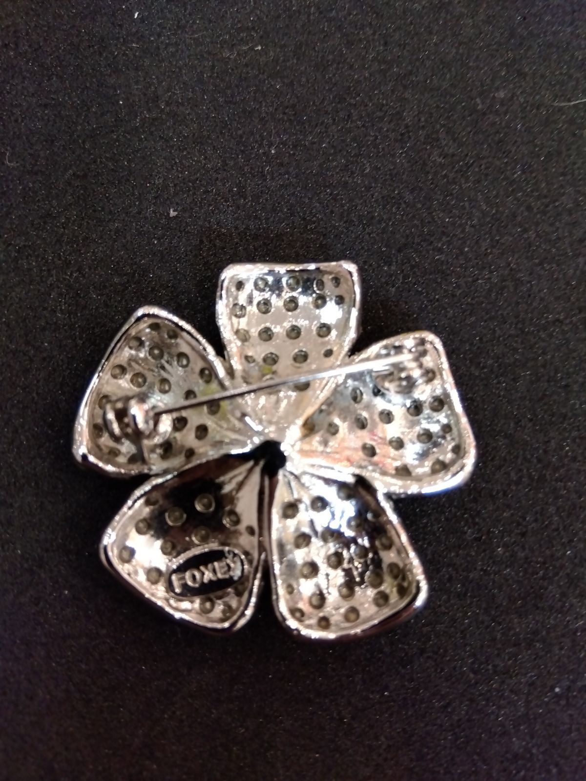 foxey ミッドナイトブルー 花形ブローチfleur 26645 Brooch “Fleur” – FOXEY 公式オンラインストア