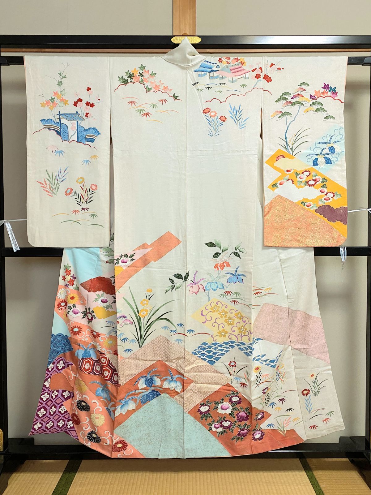 255B【アンティーク着物】訪問着 正絹？？ 袷 白系色 四季草花 風景文様 地紋 金彩 リメイク素材にも