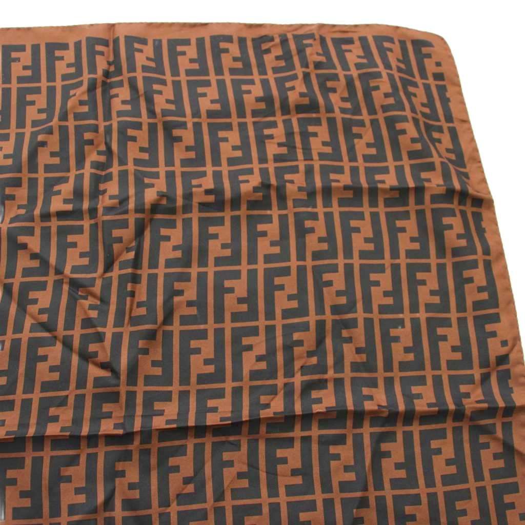 フェンディ　FENDI　スカーフ　ズッカ　大判　ブラウン　シルク フェンディ FENDI foulard スカーフ ズッカ柄 シルク 茶 ブラウン 黒