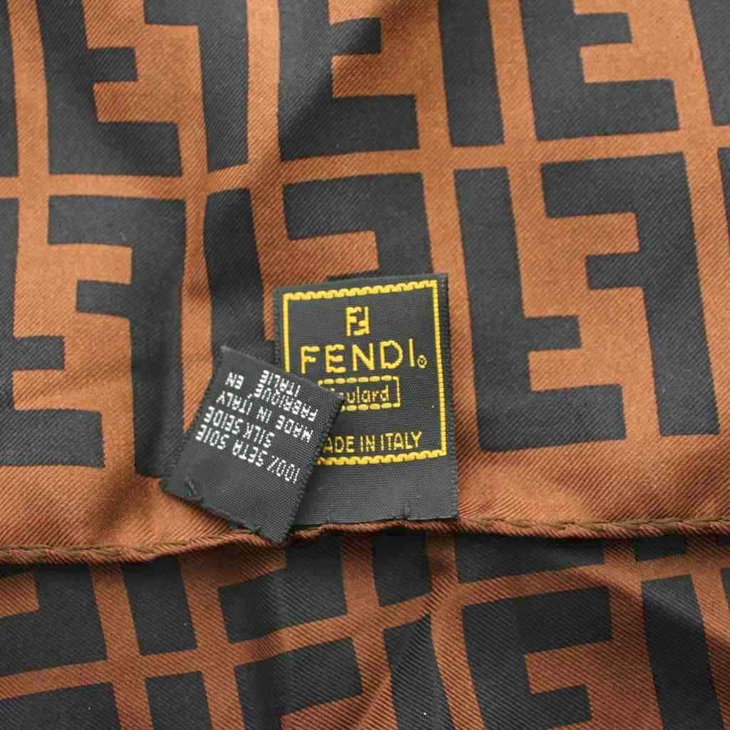 Fendi 100%シルク 黒/茶ズッカ柄スカーフ フェンディ FENDI foulard スカーフ ズッカ柄 シルク 茶 ブラウン 黒