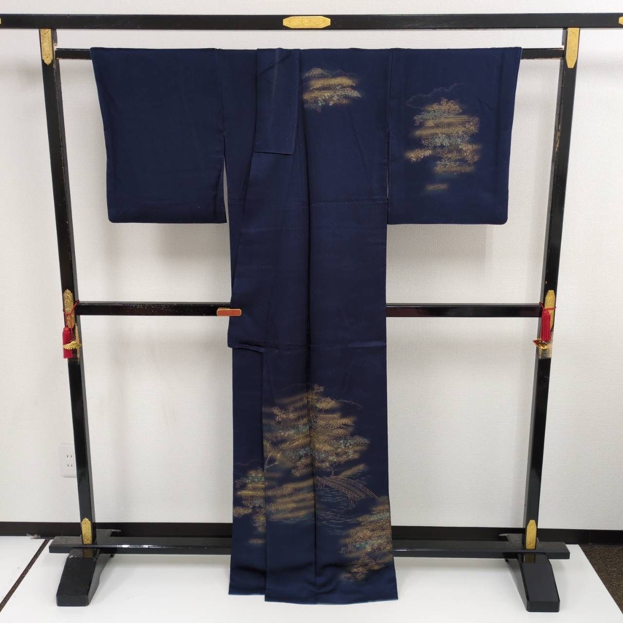 ジェイリン　袷着物 金彩　枝葉模様　落款有 青色 付け下げ 1SA16 中古 付け下げ 良品 田畑喜八 落款入り しつけ糸付き 正絹 古典柄 袷