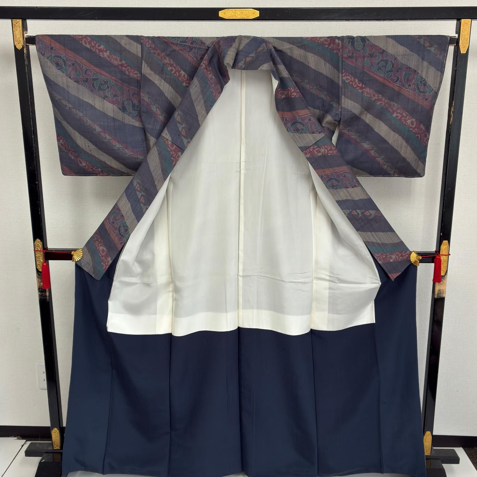 紬着物 袷 正絹 矢羽根 縞 モスグリーン 着物【仕付け糸付】A-2162 生