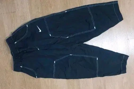 ブラック カラーの NIKE トレーニング ズボンです。白 スティッチで POINT を加えて