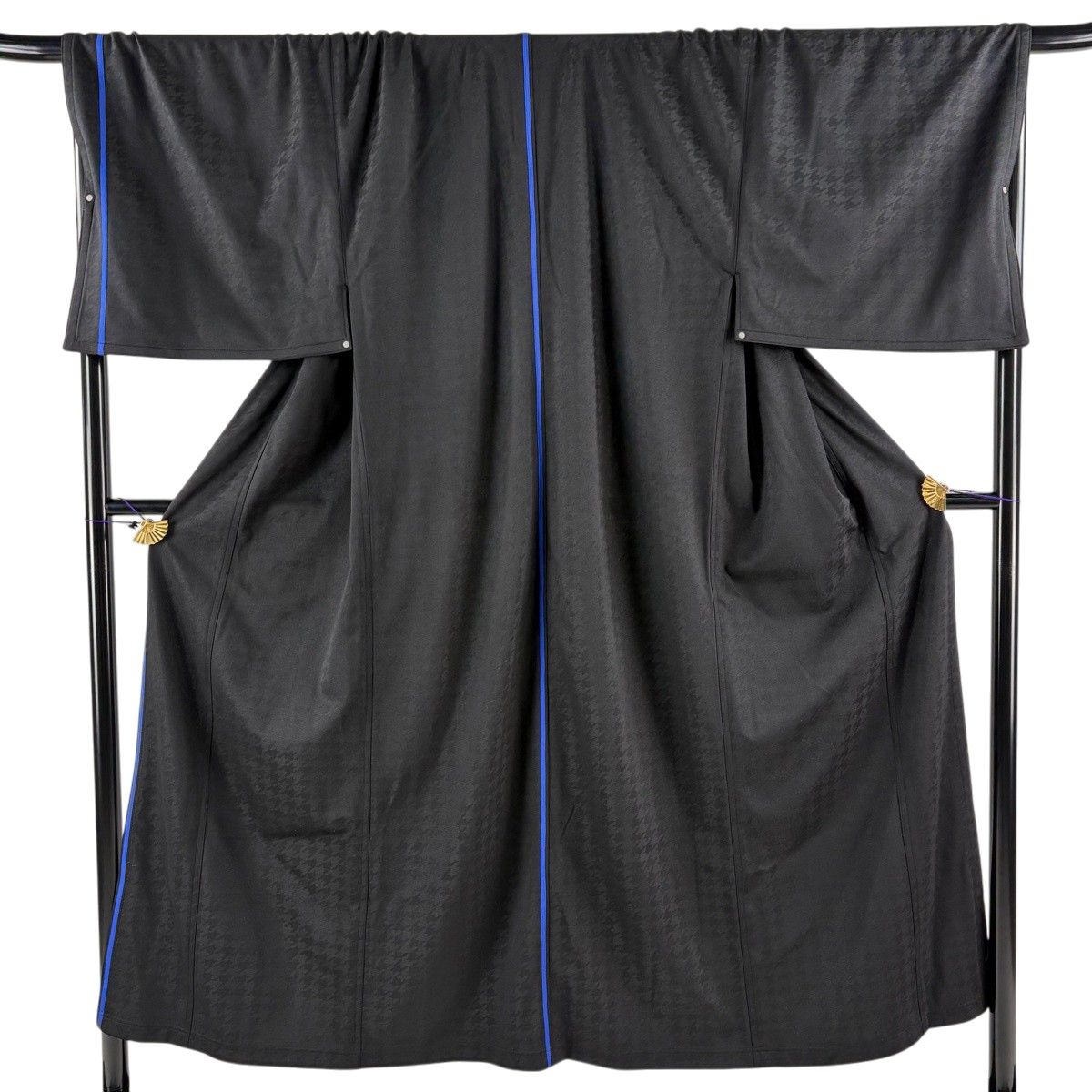 【美品】 男着物 身丈151cm 裄丈74cm L 単衣 斉藤上太郎 洗える着物 地紋 黒 化繊 逸品 【中古】