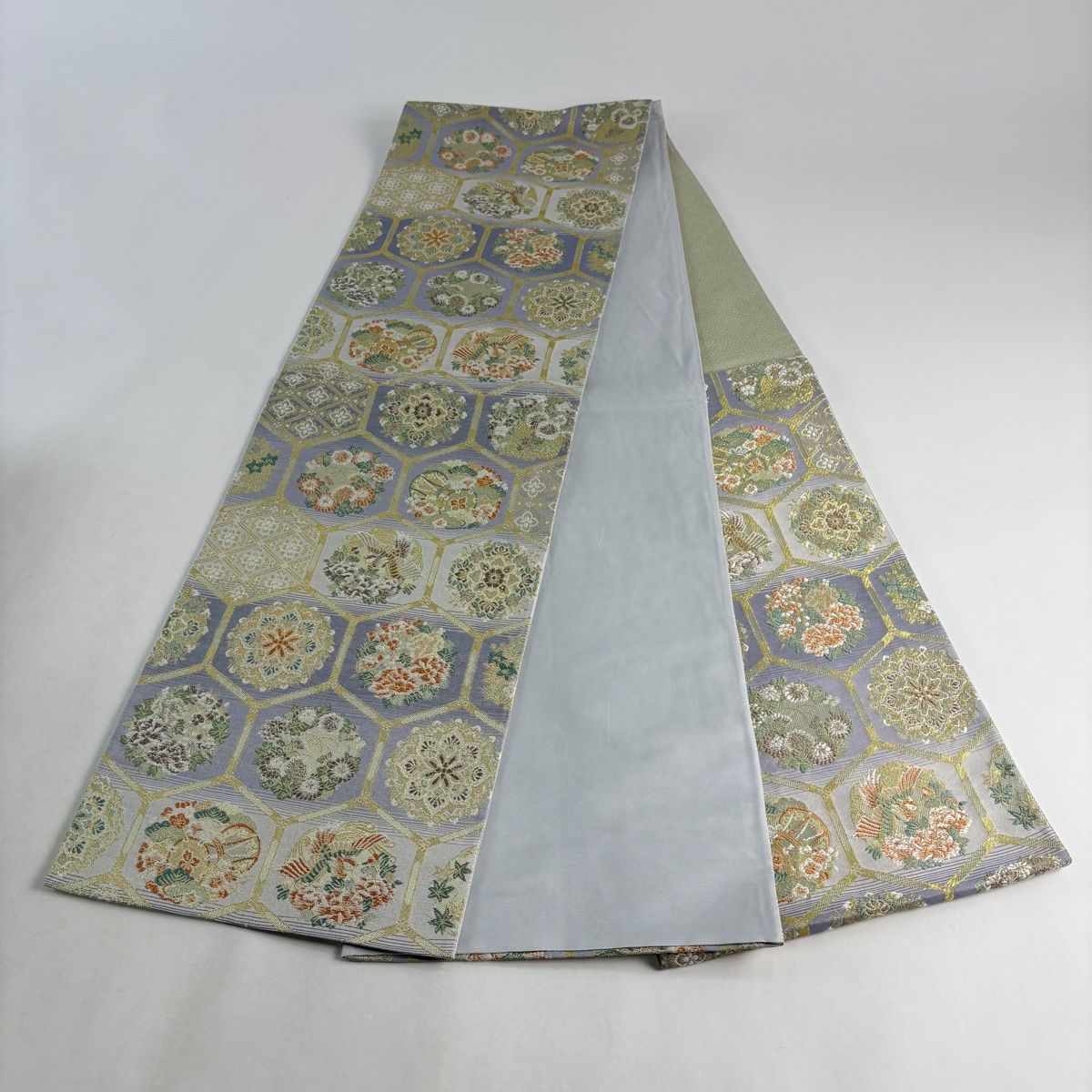 袋帯 七宝亀甲詰華文 花唐草模様 金糸 暝色 O-6096 美品】 袋帯 秀品 亀甲華文 花鳥 金糸 青灰色 六通 正絹 【中古