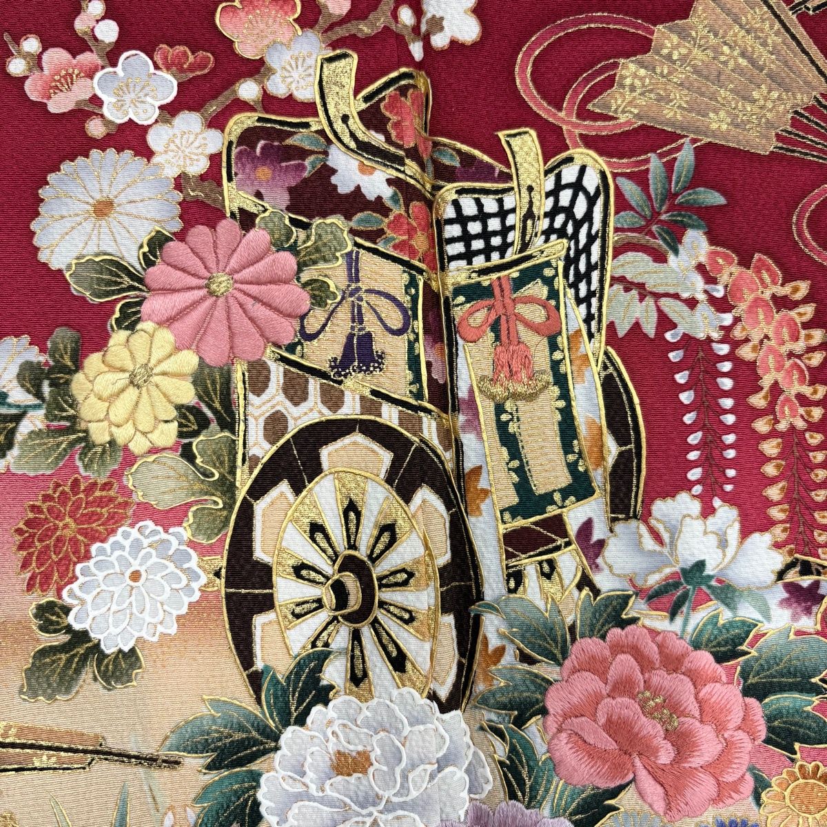 振袖 名品 身丈164cm 裄丈65.5cm 正絹 【中古】 振袖 身丈164cm 裄丈65.5cm M 袷 御所車 草花 刺繍 金彩 赤 正絹 秀品